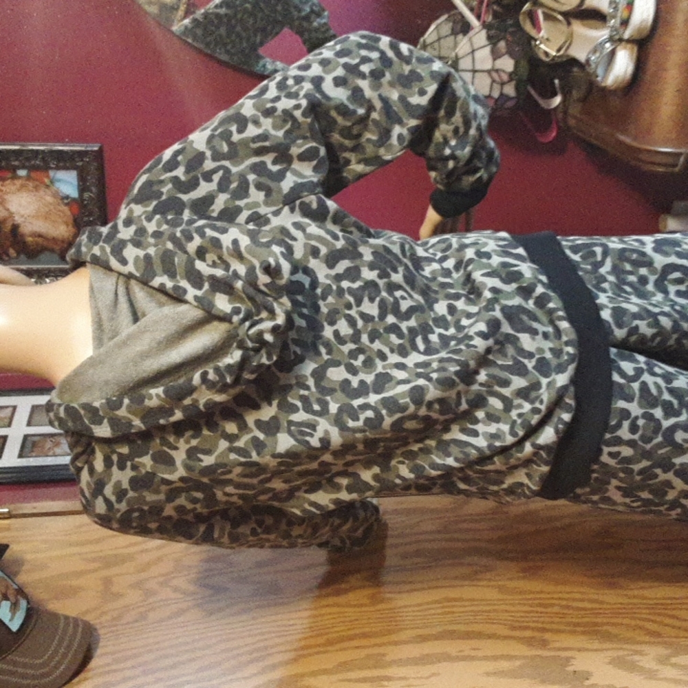 Victoria's Secret Pink Camouflage/Rose Gold lounge suit. - Picture 5 of 16